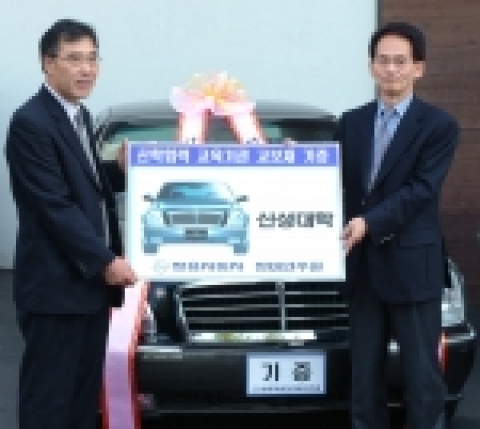 쌍용자동차(대표이사 사장 최형탁)는 24일 대전정비연수원에서 전국 30여개 자동차 관련 학과가 개설된 교육기관에 실습용 차량 및 엔진, 벤츠 자동변속기 등 150대를 기증하고 산학