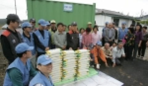 포항제철소 기계설비부(부장 조창환)는 최근 자매마을인 포항시 남구 동해면 신정리에 할머니들을 위한 노인정인 ‘사랑의 쉼터’를 설치하였다.