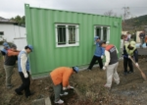 포항제철소 기계설비부(부장 조창환)는 최근 자매마을인 포항시 남구 동해면 신정리에 할머니들을 위한 노인정인 ‘사랑의 쉼터’를 설치하였다.