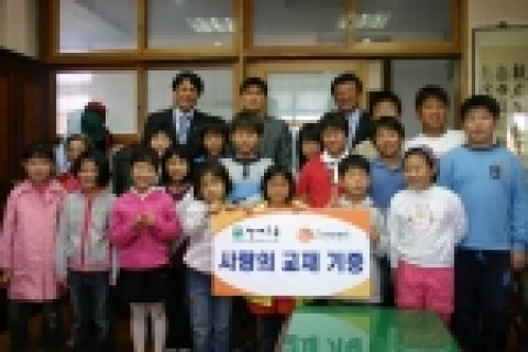 아동보호전문단체 굿네이버스(회장 이일하, www.goodneighbors.org)는 천재교육과의 협약식 이후 첫 교재 전달식을 가졌다.