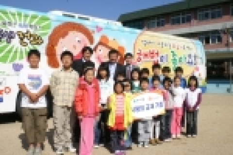 아동보호전문단체 굿네이버스(회장 이일하, www.goodneighbors.org)는 천재교육과의 협약식 이후 첫 교재 전달식을 가졌다.