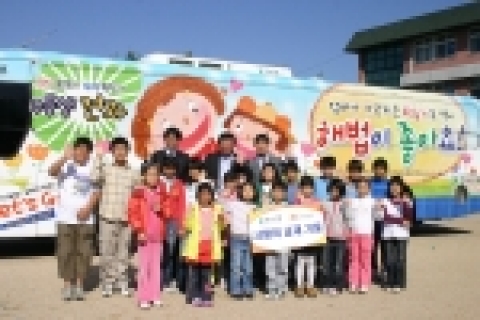 아동보호전문단체 굿네이버스(회장 이일하, www.goodneighbors.org)는 천재교육과의 협약식 이후 첫 교재 전달식을 가졌다.