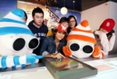 삼성전자가 국내 최초로 설립한 휴대폰 전문 브랜드 숍 '애니콜 스튜디오'가 대한민국을 대표하는 IT 명소로 각광 받고 있다. 삼성전자 애니콜 전속 모델 이효리가 