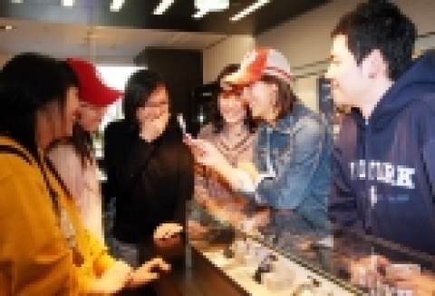 삼성전자가 국내 최초로 설립한 휴대폰 전문 브랜드 숍 '애니콜 스튜디오'가 대한민국을 대표하는 IT 명소로 각광 받고 있다. 삼성전자 애니콜 전속 모델 이효리가 