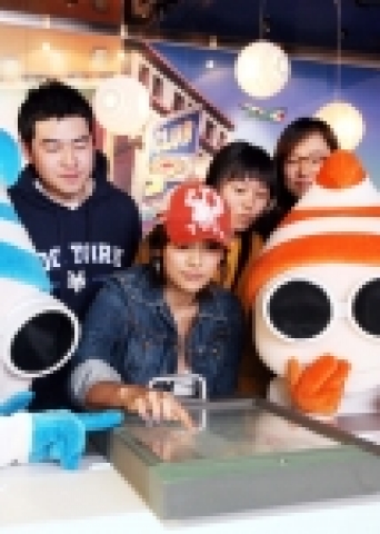 삼성전자가 국내 최초로 설립한 휴대폰 전문 브랜드 숍 '애니콜 스튜디오'가 대한민국을 대표하는 IT 명소로 각광 받고 있다. 삼성전자 애니콜 전속 모델 이효리가 