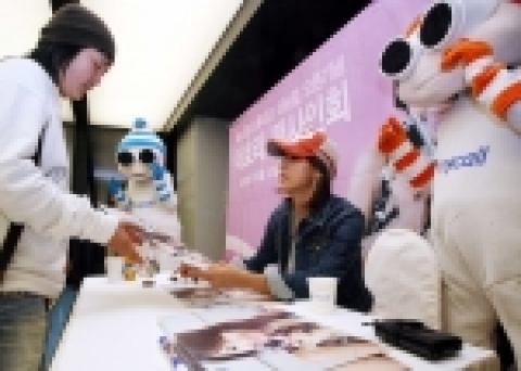 삼성전자가 국내 최초로 설립한 휴대폰 전문 브랜드 숍 '애니콜 스튜디오'가 대한민국을 대표하는 IT 명소로 각광 받고 있다. 삼성전자 애니콜 전속 모델 이효리가 