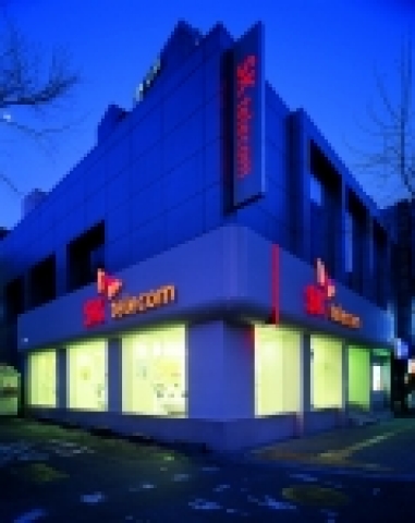 지난 6월 서울 관철동 SK텔레콤 종로지점은 문화관광부로부터 우리나라 기업 옥외광고문화 개선에 기여한 공로로 공로패를 받았다. 사진은 관철동 SK텔레콤 종로지점의 모습.