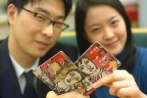 하나은행(은행장 金宗烈)은 여성들의 적극적인 경제활동 참여에 따라 맞벌이 부부가 증가하고 있는 사회 현상을 반영하여 이들을 위한 맞춤서비스를 강화한 “둘이 하나카드”를 개발했다.