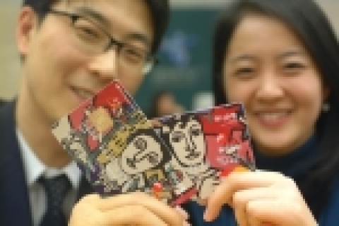 하나은행(은행장 金宗烈)은 여성들의 적극적인 경제활동 참여에 따라 맞벌이 부부가 증가하고 있는 사회 현상을 반영하여 이들을 위한 맞춤서비스를 강화한 “둘이 하나카드”를 개발했다.