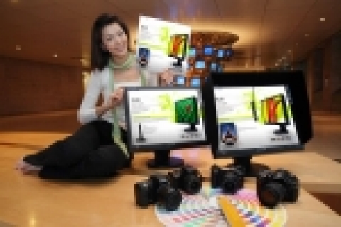 삼성전자가 국내 업체 최초로 LED(발광다이오드) 광원(Back Light Unit)을 채용한 20.1인치 LCD 모니터(모델명: SyncMaster XL20)를 출시해, 기존 모