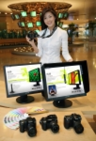 삼성전자가 국내 업체 최초로 LED(발광다이오드) 광원(Back Light Unit)을 채용한 20.1인치 LCD 모니터(모델명: SyncMaster XL20)를 출시해, 기존 모