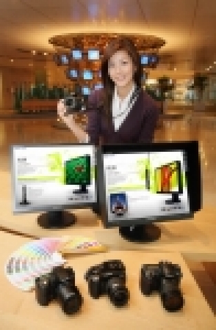 삼성전자가 국내 업체 최초로 LED(발광다이오드) 광원(Back Light Unit)을 채용한 20.1인치 LCD 모니터(모델명: SyncMaster XL20)를 출시해, 기존 모