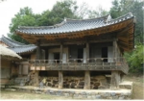 사랑채/경사지를 이용한 2층 누각 형태의 가옥