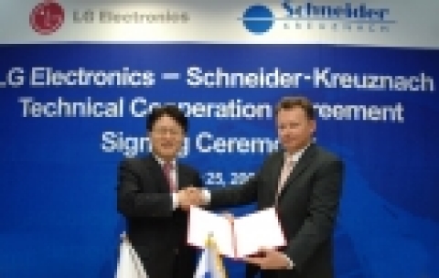 LG전사 MC연구소 안승권 부사장(왼쪽)과 슈나이더사의 요제프 슈타우프(Dr. Josef Staub)사장이 양사의 공동 브랜딩 및 기술 인증, 공동 기술 개발 내용을 담은 기술협력