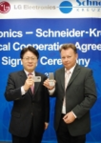 LG전사 MC연구소 안승권 부사장(왼쪽)과 슈나이더사의 요제프 슈타우프(Dr. Josef Staub)사장이 슈나이더사가 인증한 카메라 렌즈를 최초 적용한 샤인폰을 들어보이고 있다.