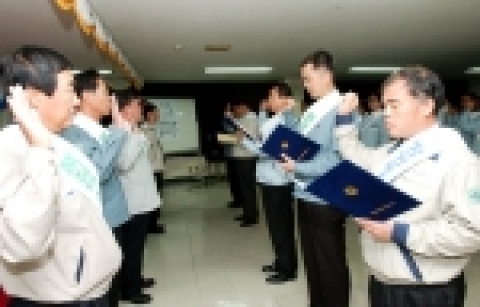 포스코 제품 운송을 책임지고 있는 포항지역 5개 운송사가 25일 포항공단 내 대한통운 하치장에서 운송품질 향상 결의대회를 가졌다.