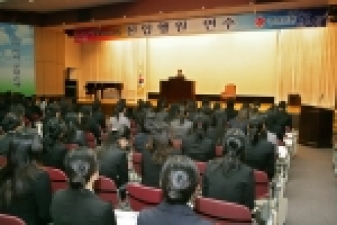 경남은행 신입행원들이 입소식에서 손갑동 부행장보의 특강을 경청하고 있다.