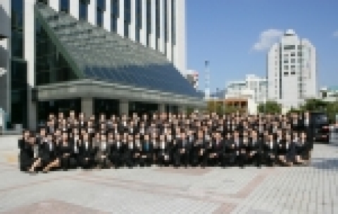 경남은행 신입행원들이 입소식이 끝난 후 기념촬영을 하고 있다.  
