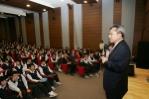 한국씨티은행 하영구 은행장이 10월 25일 오후 모교인 서울 중앙중학교를 방문하여 학생들에게 금융교육을 하고 있다.