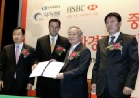 대한상공회의소 지속가능경영원(이사장 : 손경식)과 HSBC은행(행장 : 사이먼 쿠퍼)은 25일 '중소기업 환경경영 지원사업(Eco-Business Innovation fo