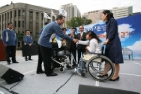 삼성전자 경영지원총괄 최도석 사장(왼쪽)이 시청앞 서울광장에서 시행된 「또 하나의 가족 Happy Together, 청계천 걷기대회」 개회식에서 임직원 후원금과 그와 동일한 회사지