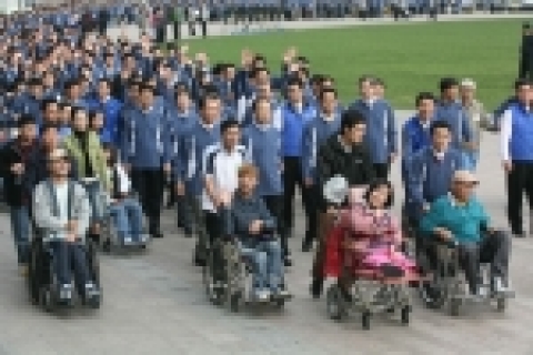 삼성전자는 25일 장애아동 보장구(保障具) 지원 기금 마련을 위한 「또 하나의 가족 Happy Together, 청계천 걷기」대회를 가졌다. 이번 행사에는 최도석 경영지원총괄 사장