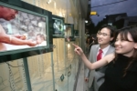 KT는 30일까지 서울 인사동 아트사이드에서 영상 UCC 서비스 ‘올팟(ALLPOT)’과 디지털액자를 이용한 디지털 전시회 “눈으로 그리는 그림”전시회를 개최한다.
