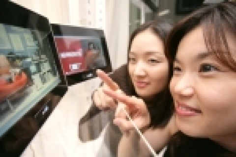 KT는 30일까지 서울 인사동 아트사이드에서 영상 UCC 서비스 ‘올팟(ALLPOT)’과 디지털액자를 이용한 디지털 전시회 “눈으로 그리는 그림”전시회를 개최한다.
