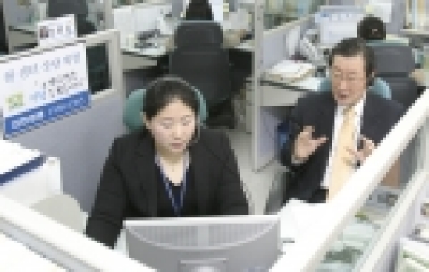 신은철 부회장은 10월 26일 (木) 오전 9시부터 12시까지 노량진에 위치한 『대한생명 콜센터(1588-6363)』에서 일일 콜센터 상담원으로 활약하며 고객의 생생한 목소리를 들