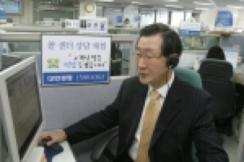 신은철 부회장은 10월 26일 (木) 오전 9시부터 12시까지 노량진에 위치한 『대한생명 콜센터(1588-6363)』에서 일일 콜센터 상담원으로 활약하며 고객의 생생한 목소리를 들