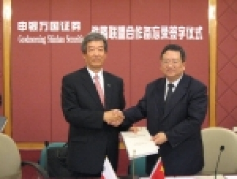 굿모닝신한증권 이동걸 사장(왼쪽)과 중국 대표증권사인 신은만국증권 펑구오롱(馮國榮) 총재가 전략적 제휴 조인식을 마친후 악수를 하고 있다. 