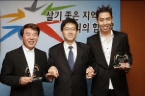 제3회 지역혁신박람회 홍보대사 송대관, 이은결 위촉  국가균형발전위원회는 26일 한국생산성본부 3층 국가균형발전위원회에서 송대관씨와 이은결씨를 제3회 대한민국 지역혁신박람회’ 홍보대사로 선정하고 위촉식 가졌다. 왼쪽부터 송대관씨, 국가균형발전위원회 성경륭 위원장, 이은결씨