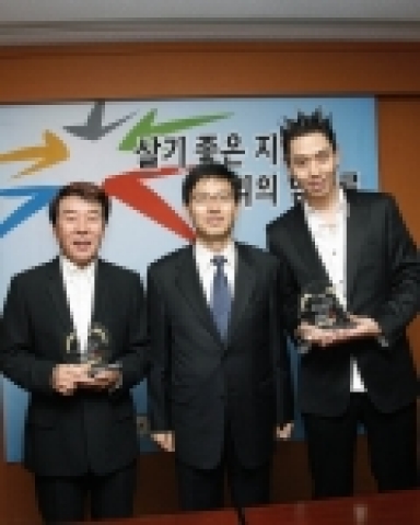 제3회 지역혁신박람회 홍보대사 송대관, 이은결 위촉  국가균형발전위원회는 26일 한국생산성본부 3층 국가균형발전위원회에서 송대관씨와 이은결씨를 제3회 대한민국 지역혁신박람회’ 홍보대사로 선정하고 위촉식 가졌다. 왼쪽부터 송대관씨, 국가균형발전위원회 성경륭 위원장, 이은결씨
