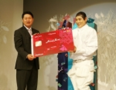 KB카드는 세계적인 디자이너 앙드레 김과 손잡고 여성전용VIP카드인  