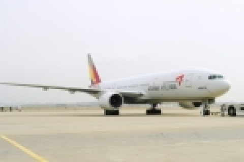 아시아나항공은 26일(목) 오전 11시 인천공항에서 새 디자인으로 도장한 B777 항공기(HL7597)를 처음으로 선보였다.