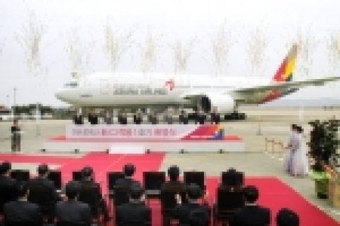 아시아나항공은 26일(목) 오전 11시 인천공항에서 새 디자인으로 도장한 B777 항공기(HL7597)를 처음으로 선보였다.