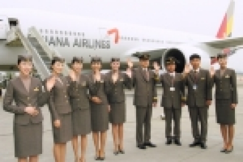 아시아나항공은 26일(목) 오전 11시 인천공항에서 새 디자인으로 도장한 B777 항공기(HL7597)를 처음으로 선보였다.