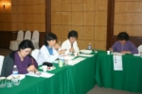 21일 건강기원문을 쓰는 참가자들. 건강기원문을 쓸 한지가 준비되었다. 붓을 들고 생각에 잠긴 참가자들의 눈이 빛난다