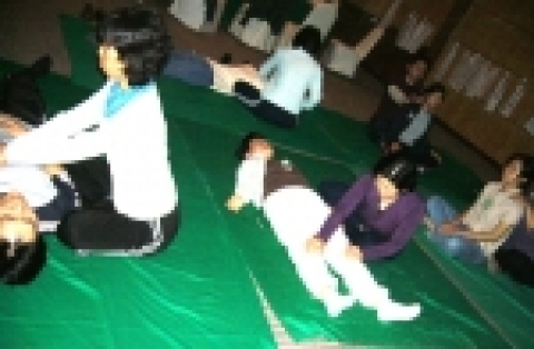 21일 면역력을 높여주는 약손요법을 서로의 몸에 하고 있는 참가자들.