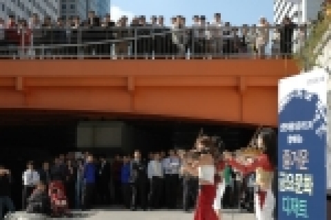 신한카드가 청계천을 찾은 시민들과 근처 직장인을 위해 27일 점심 시간을 이용, 신한카드 본사 앞 청계천 광교 아래에서 ‘즐거운 금요 문화 디저트’를 열었다. 