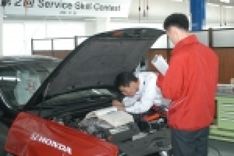 열심히 실기 시험 중인 참가자