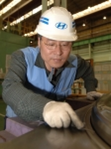 현대자동차 서만석 차장(프레스금형기술1부)이 자동차 금형 주물소재를 획기적으로 개선함으로써 자사의 특급제안에 선정됨은 물론, 금형의 생산원가 절감에 크게 기여한 것으로 알려졌다.