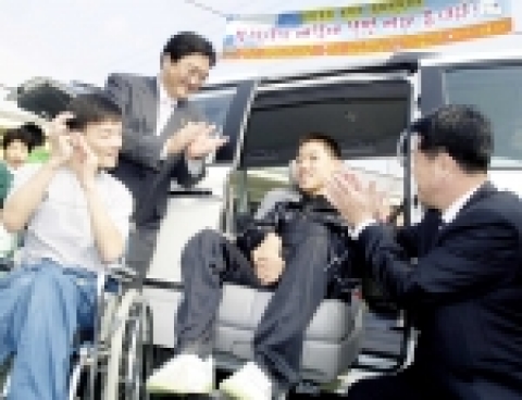 기아자동차가 28일 노원구 구민 체육시설에서 열린 제1회 보치아 생활체육대회를 후원하기 위해 그랜드 카니발 이지무브 차량 1대를 주최측인 대한장애인보치아연맹(회장 국회의원 우원식)