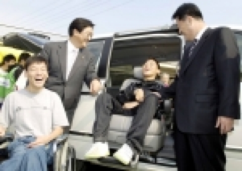 기아자동차가 28일 노원구 구민 체육시설에서 열린 제1회 보치아 생활체육대회를 후원하기 위해 그랜드 카니발 이지무브 차량 1대를 주최측인 대한장애인보치아연맹(회장 국회의원 우원식)