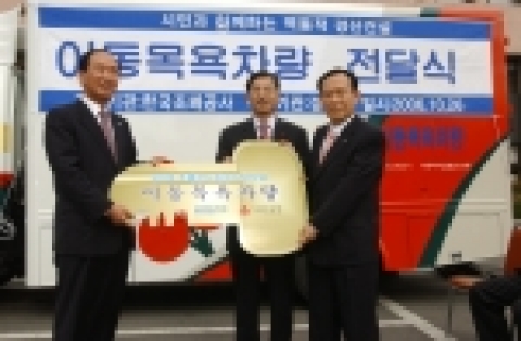 사진 왼쪽부터 정락재 경산시 부시장, 방성수 경북사회복지공동모금회 사무처장, 강성천 기획이사