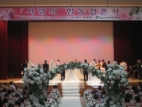 SH공사(사장 이철수)는 지난 10월 28일 오후3시에 공사대강당에서 강남구 건강가정지원센터와 공동으로 임대아파트에 거주하는 저소득 주민들 중 어려운 형편으로 결혼식을 올리지 못한