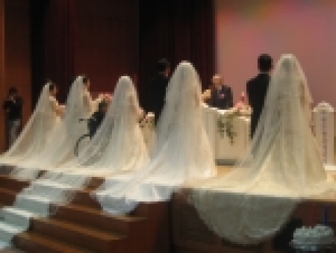 SH공사(사장 이철수)는 지난 10월 28일 오후3시에 공사대강당에서 강남구 건강가정지원센터와 공동으로 임대아파트에 거주하는 저소득 주민들 중 어려운 형편으로 결혼식을 올리지 못한