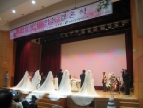 SH공사(사장 이철수)는 지난 10월 28일 오후3시에 공사대강당에서 강남구 건강가정지원센터와 공동으로 임대아파트에 거주하는 저소득 주민들 중 어려운 형편으로 결혼식을 올리지 못한