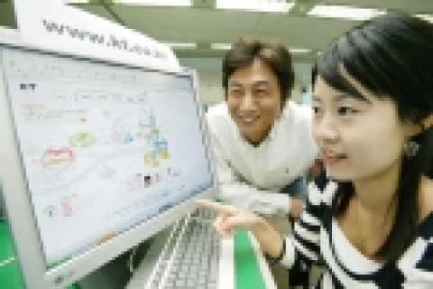 KT는 기업 홈페이지로서는 최초로 시도하는‘지식검색 서비스’등 고객 편의성을 극대화한 콘텐츠와 디자인을 담은 그룹대표 홈페이지를 개편해 선보였다. 