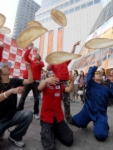 한국미스터피자는 29일(일), 서울 동대문 두산타워 1층 야외무대에서 ‘결식아동돕기 2006미스터피자 도우매직쇼 컨테스트’ 를 연다. 